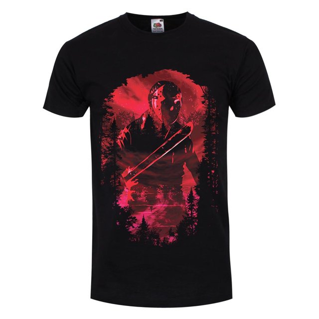grindstore - camiseta de jason voorhees silueta para hombre (negro) camiseta negra de manga corta y cuello redondo, vista frontal centrada con estampado rojo/magenta que muestra la silueta de Jason Voorhees con machete sobre un paisaje de bosque impreso; adecuada para uso casual y eventos de fans.