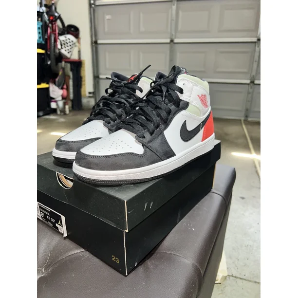 Size 8.5- A i r-Jor-dan 1 SE Mid Red Black Toe Like New..tried On