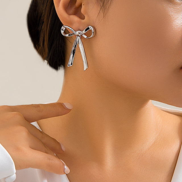 Pendientes de botón con lazo de joyería europea y americana en forma de cinta de metal con nudos de cadena de hueso de serpiente para mujer