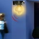 thumbnail image 4 of Aplique de pared de inducción con luz solar cálida - Luces solares para cercas - Luces solares de pared LED - Resistente al agua IP65 para exteriores - Lámparas de pared para exteriores para patio,, 4 of 6