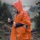 thumbnail image 2 of Poncho de lluvia de emergencia [1 paquete] [Retiene el 90% del calor corporal] Impermeable reutilizable resistente a la intemperie para hombres, mujeres, adultos, camping, senderismo (naranja), 2 of 5