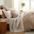 thumbnail image 4 of Colcha para cama California King, color beige, con estampado de cestería, 4 of 7