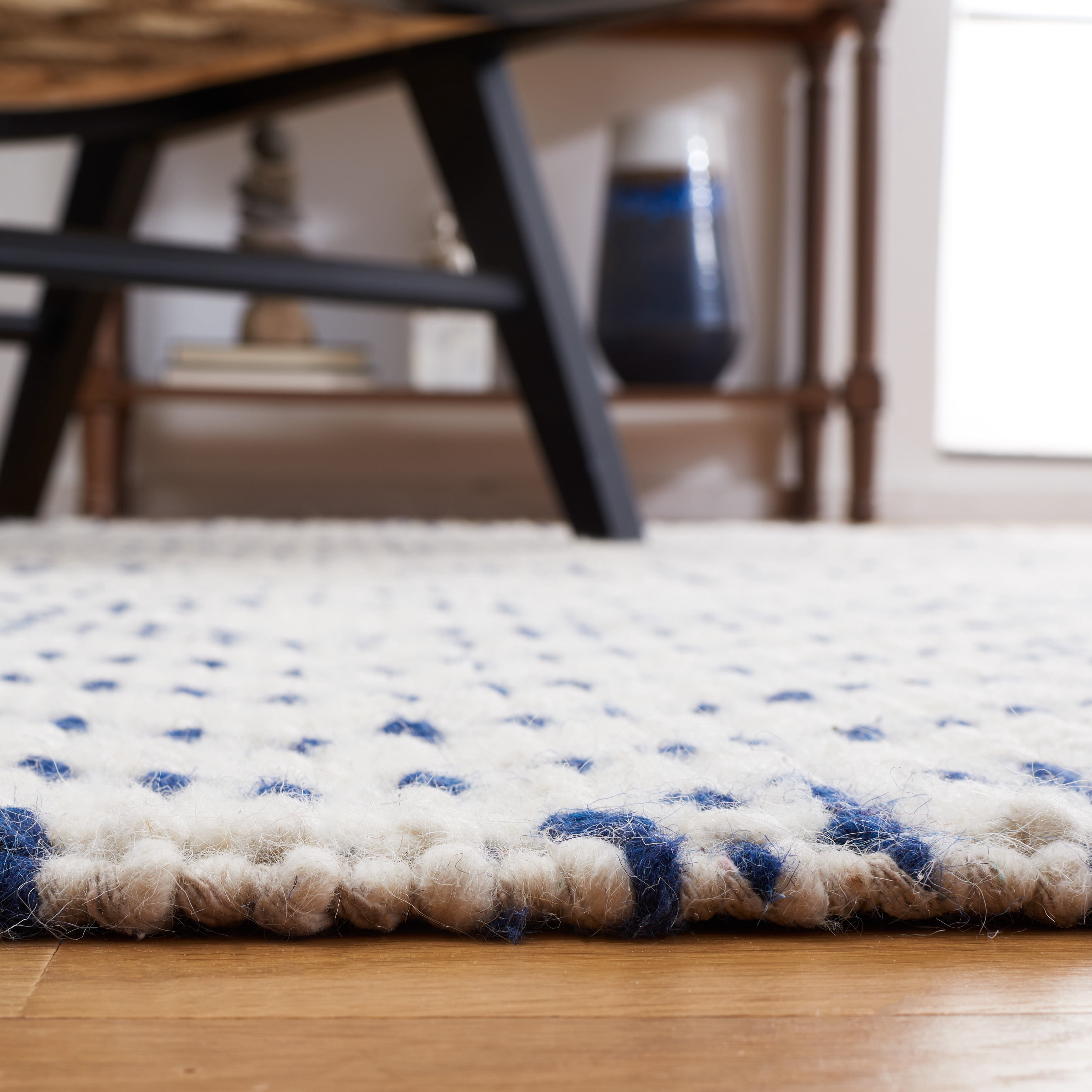 SAFAVIEH Natura Kennedy Southwestern Area Rug, Ivory/Blue, 6' x 9'