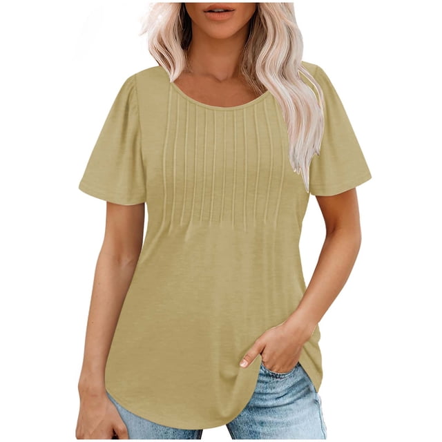 Hauts d'Été à Manches Courtes Femme Mode 2024 Blouses Plissées Chic Décontractées Col Rond T-Shirts de Couleur Unie en Grande Taille et Couleur Kaki. la blouse Présente un design Plissé à l'Avant, Manches Courtes et Col Rond. Fabriquée en Mélange Respirant Coton-Spandex, Offre une Coupe Décontractée et Convient aux occasions Décontractées Ou Chic. le Modèle l'Agence avec des jeans Délavés Clairs, Mettant en Valeur Sa Polyvalence pour Diverses Tenues.