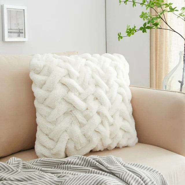 Faux Fur Decorative 18-inch Throw Pillows (Set of 2) - On Sale - Bed Bath &  Beyond - 8817153