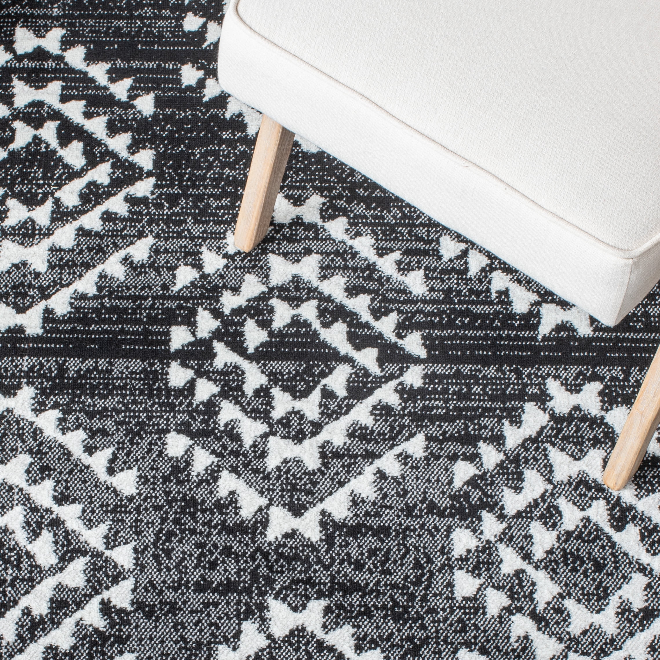 SAFAVIEH Skyler Kandace Oriental Area Rug, Black/Ivory, 4' x 6'