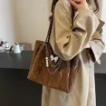thumbnail image 2 of Bolsos de mano para mujer 2024, nuevos bolsos de diseñador de moda con cadena y mariposa, bolsos de hombro de gran capacidad con perlas para mujer, 2 of 5