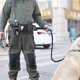thumbnail image 5 of Bolsa de cintura para correa de perro con manos libres, riñonera reflectante con correas elásticas Irfora Negro, 5 of 7