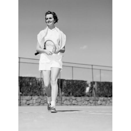 Female tennis player at tennis court Poster Print