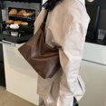 thumbnail image 3 of Bolso tote de piel suave europeo y americano de gran capacidad, estilo relajado para mujer, nuevo modelo 2025, diseño simple y versátil, bolso de hombro o bandolera para el trabajo., 3 of 10