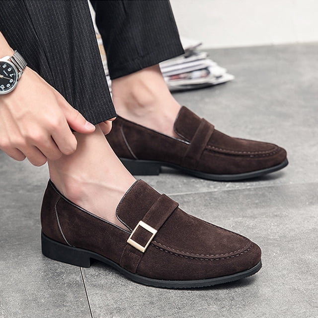 zapatos bajos de manga de negocios formales con hebilla de cinturón de gamuza informal retro profesional para hombre wmkox8yii 123q2560 Zapato bajo de gamuza color café con hebilla metálica en el empeine, vista 3/4 lateral centrada; suela de caucho negra y tacón bajo de 1-3 cm, costura decorativa y acabado ante; ambientado en interior con pantalón formal. También suele usarse como calzado de oficina o para salidas casuales.