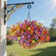 thumbnail image 1 of Cesta de flores artificiales, planta colgante falsa, decoración para colgar , maceta con cadena DIY para hogar, porche, balcón, exterior e Vistoso, 1 of 8