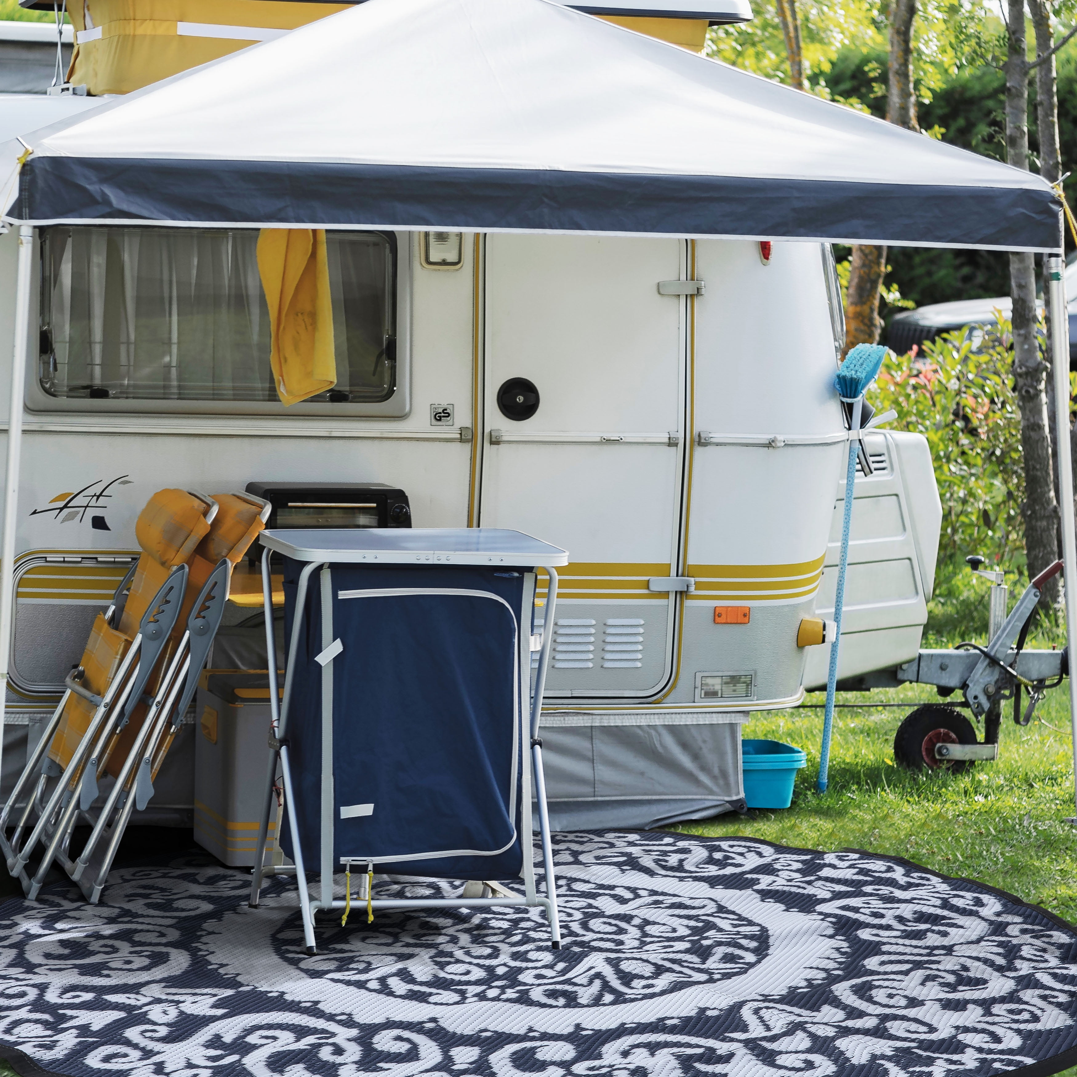 Nuu Garden 5'x5' Round Outdoor Rug for Patios Waterproof, Plaid Reversible Door Mat Plastic Camping Rugs, Straw Rug Indoor Rugs Carpet for Balcony, Porch, Picnic, Beach, Home, Blue / White