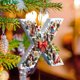 thumbnail image 5 of Adornos de árbol de Navidad de 26 letras - Decoraciones acrílicas personalizadas con gorros de Papá Noel, de una pieza, 5 of 7