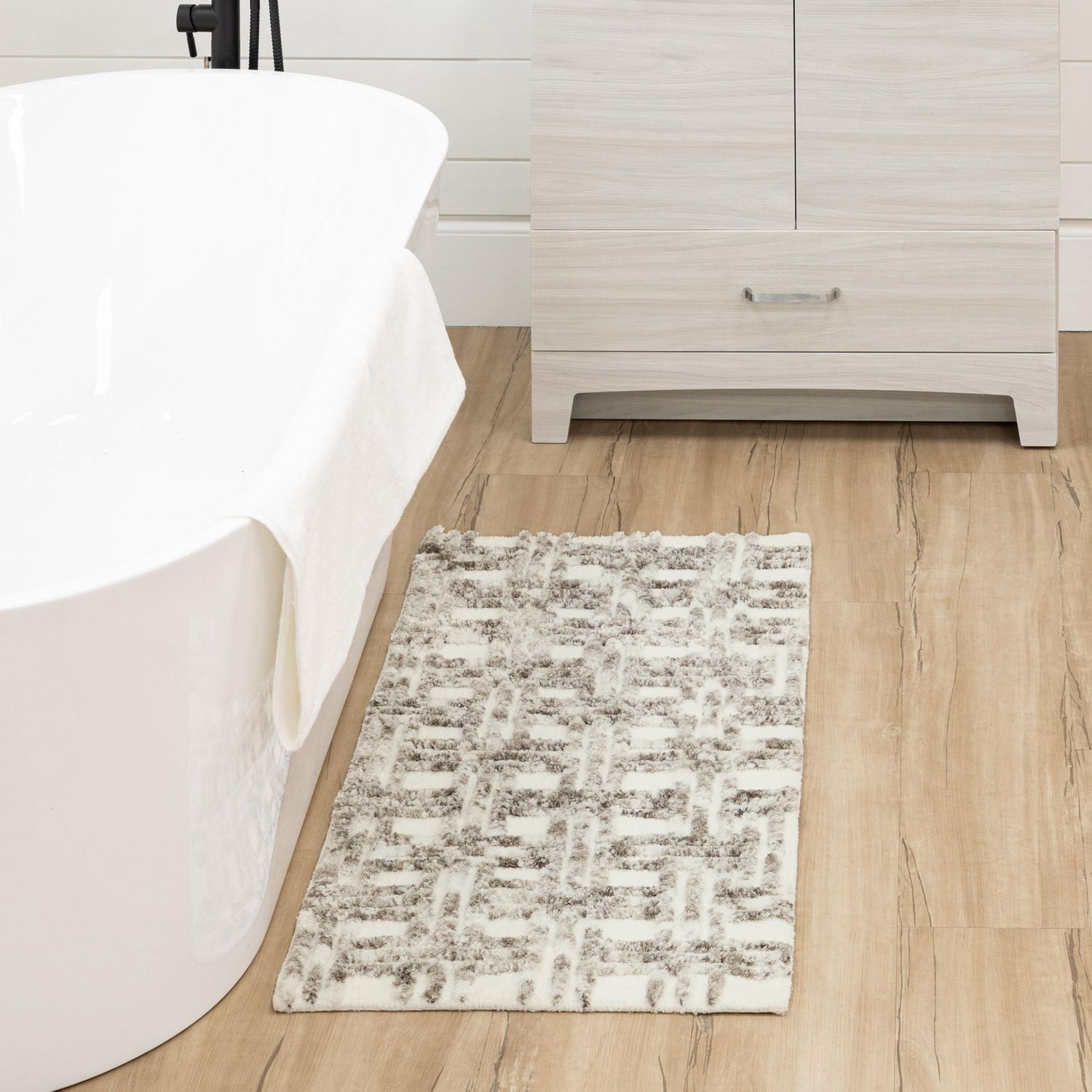 HOMETRENDS Emissary Bath Rug - Grey, 20 in. x 32 in.
