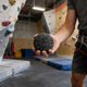 thumbnail image 4 of Fortalecedor de agarre de mano de piedra volcánica: entrenamiento físico de escalada, mejora la fuerza de agarre y de los antebrazos, alivio del estrés, para entrenamiento en interiores y exteriores, 4 of 8