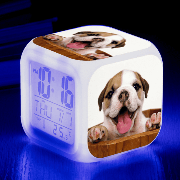 HANNTAOO Reloj despertador LED con diseño de fútbol, creativo reloj de mesa, reloj digital electrónico brillante y colorido para adultos, niñas, niños y niños, juguete para regalo de cumpleaños