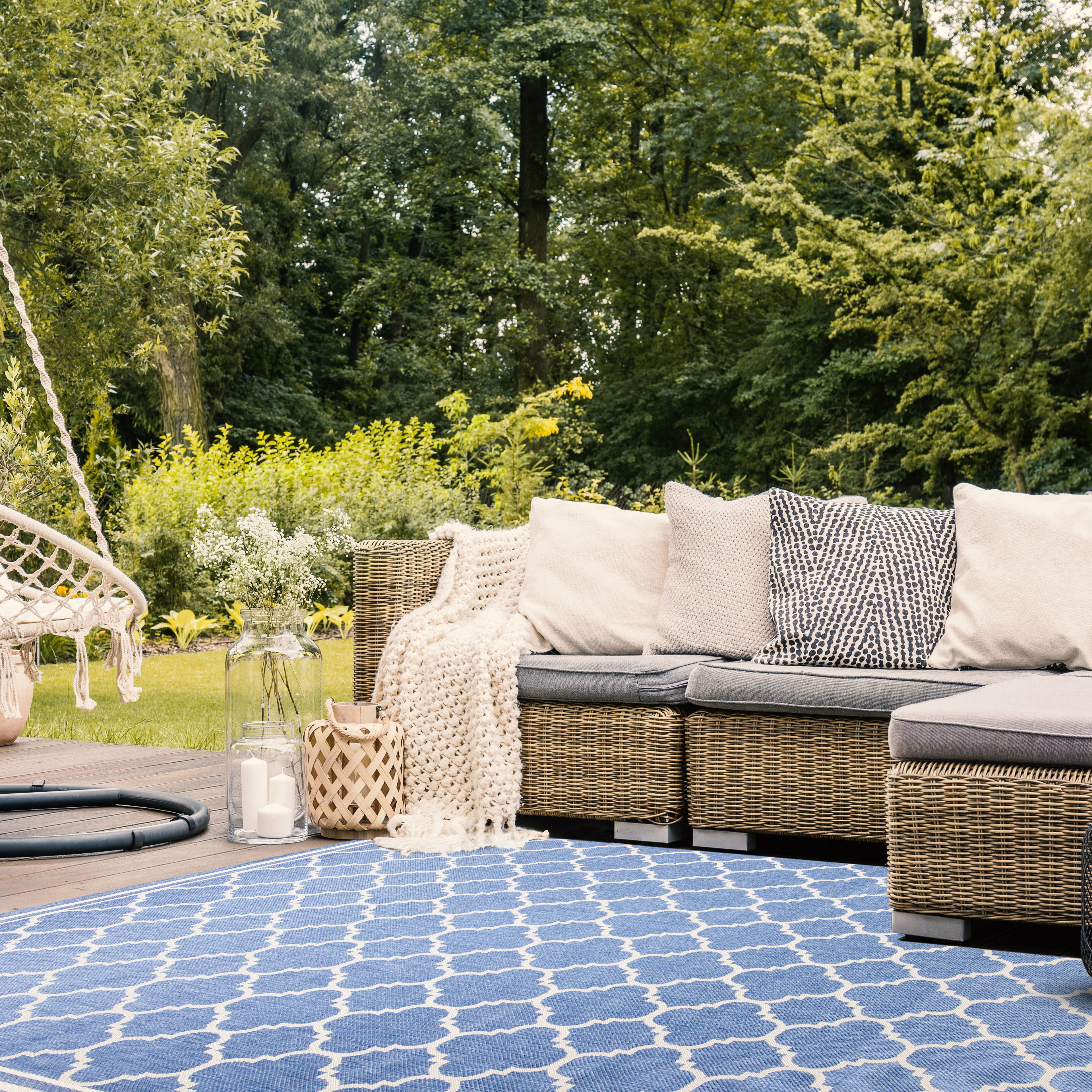 Safavieh Courtyard Alina Geometric Quatrefoil Indoor/Outdoor Area Rug, Blue/Beige, 5'3" x 7'7"