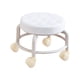 thumbnail image 2 of Taburete con ruedas universales, asiento bajo y acolchado de cuero PU resistente. blanco, 2 of 9
