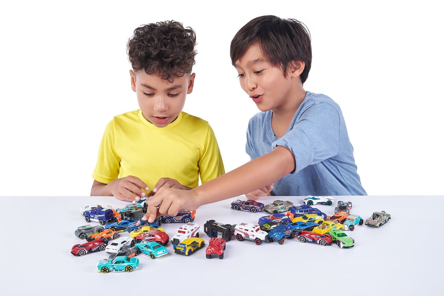 Ensemble de 1 petite voiture de course Machines en métal (les styles peuvent varier)