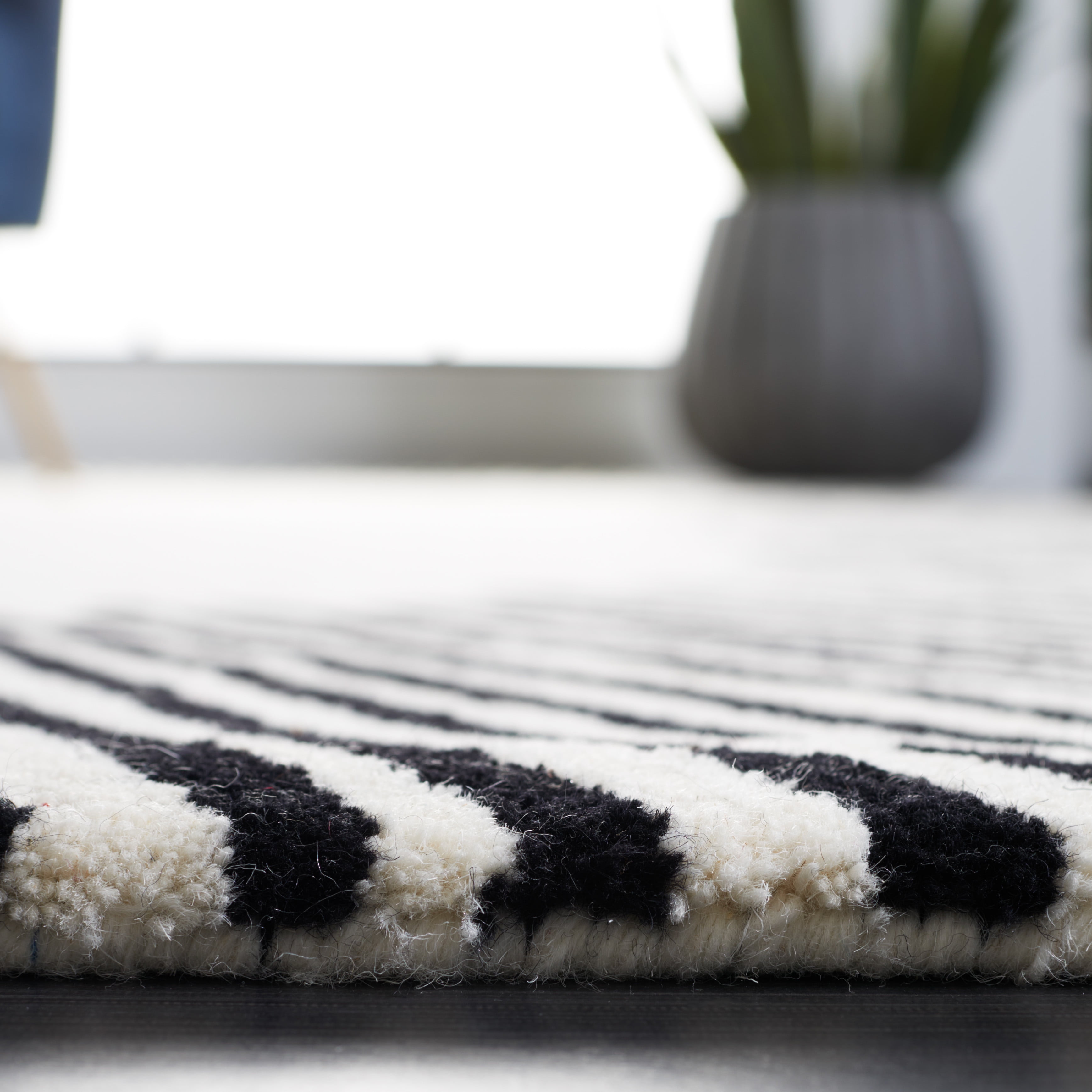 SAFAVIEH Fifth Avenue Declan Abstract Area Rug, Ivory/Black, 5' x 5' Square