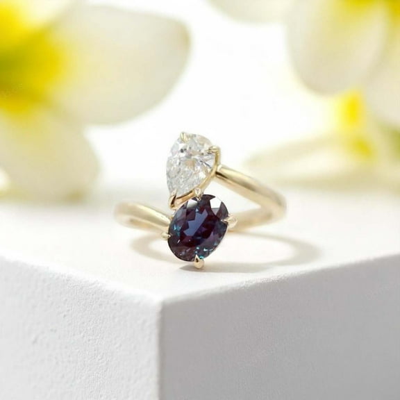 DBESTSTUDIOS 8X6 MM 2 CT Oval Cut Alexandrite Engagement Ring Pear Moissanite Toi ET Moi Ring Yellow Gold Handmade Jewelry Birthday Gift For Wife