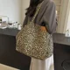 thumbnail image 5 of Bolso de mano retro de gran capacidad con estampado de leopardo para la axila, bolso de mano para el trabajo, bolso de hombro versátil, otoño e invierno, 2024, 5 of 5