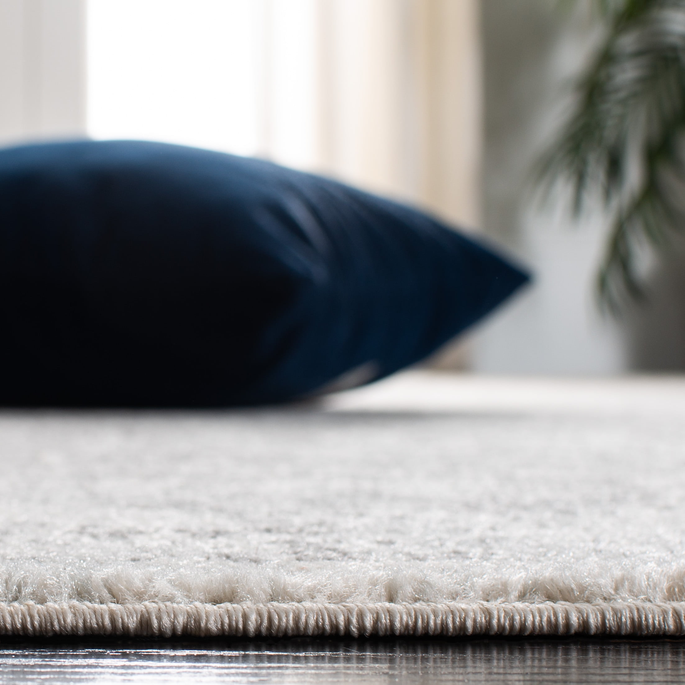 SAFAVIEH Accent Rug 3x5 - Evoke Collection - Traditional Design, Ivory & Grey, Non-Shedding & Easy Cleaning, Ideal for Living Room, Bedroom, Dining Space, Entryway, Bathroom, Bedside
