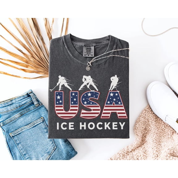 USA Ice Hockey Graphic Shirt Patriotic American Flag Hockey Players Vintage Sports Design Comfort Colors Unisex Cotton T-Shirt, Sizes S-3XL