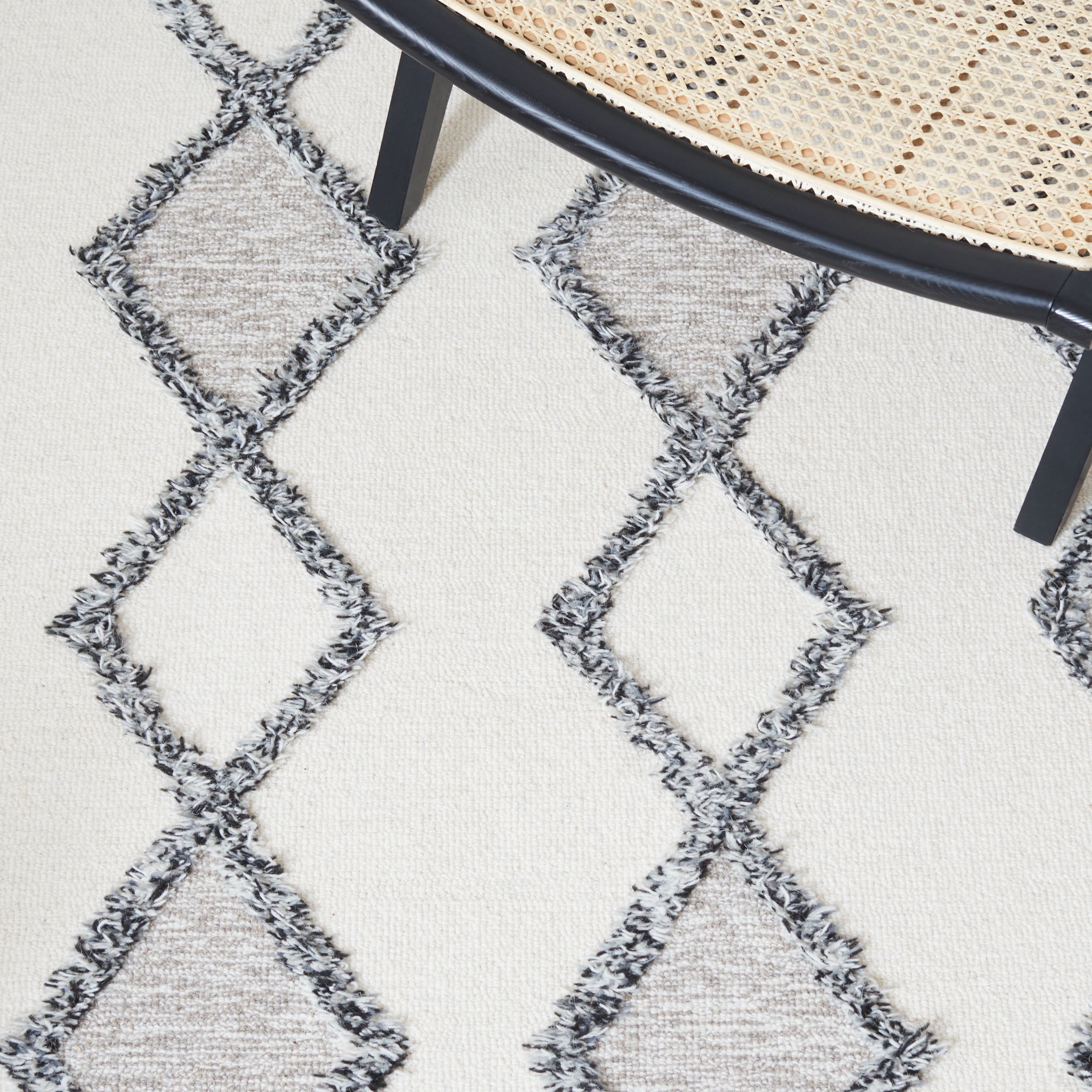 SAFAVIEH Casablanca Yadira Diamond Area Rug, Ivory/Black, 5' x 8'