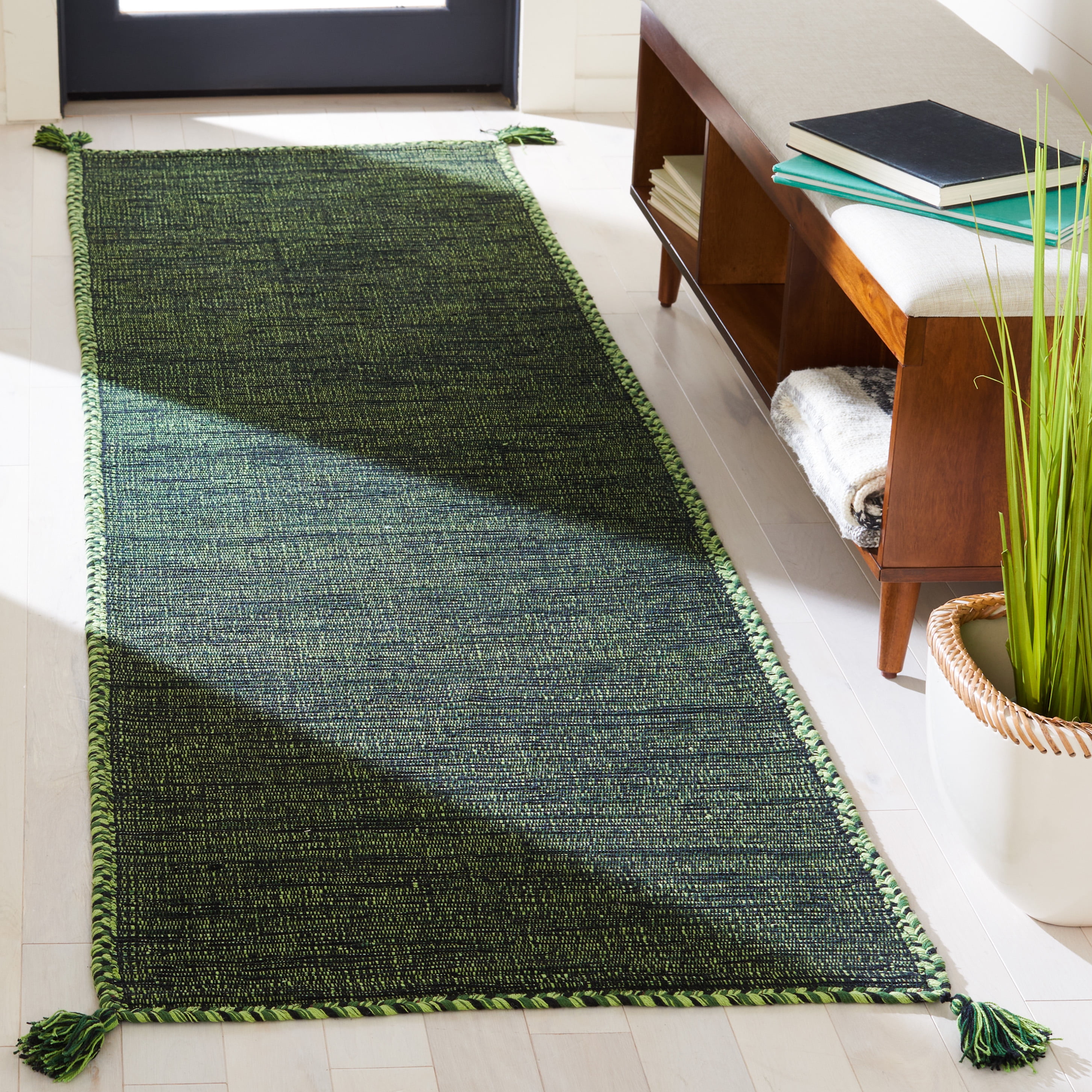 SAFAVIEH Montauk Bijar Solid Cotton Runner Rug, Green/Black, 2'3" x 6'