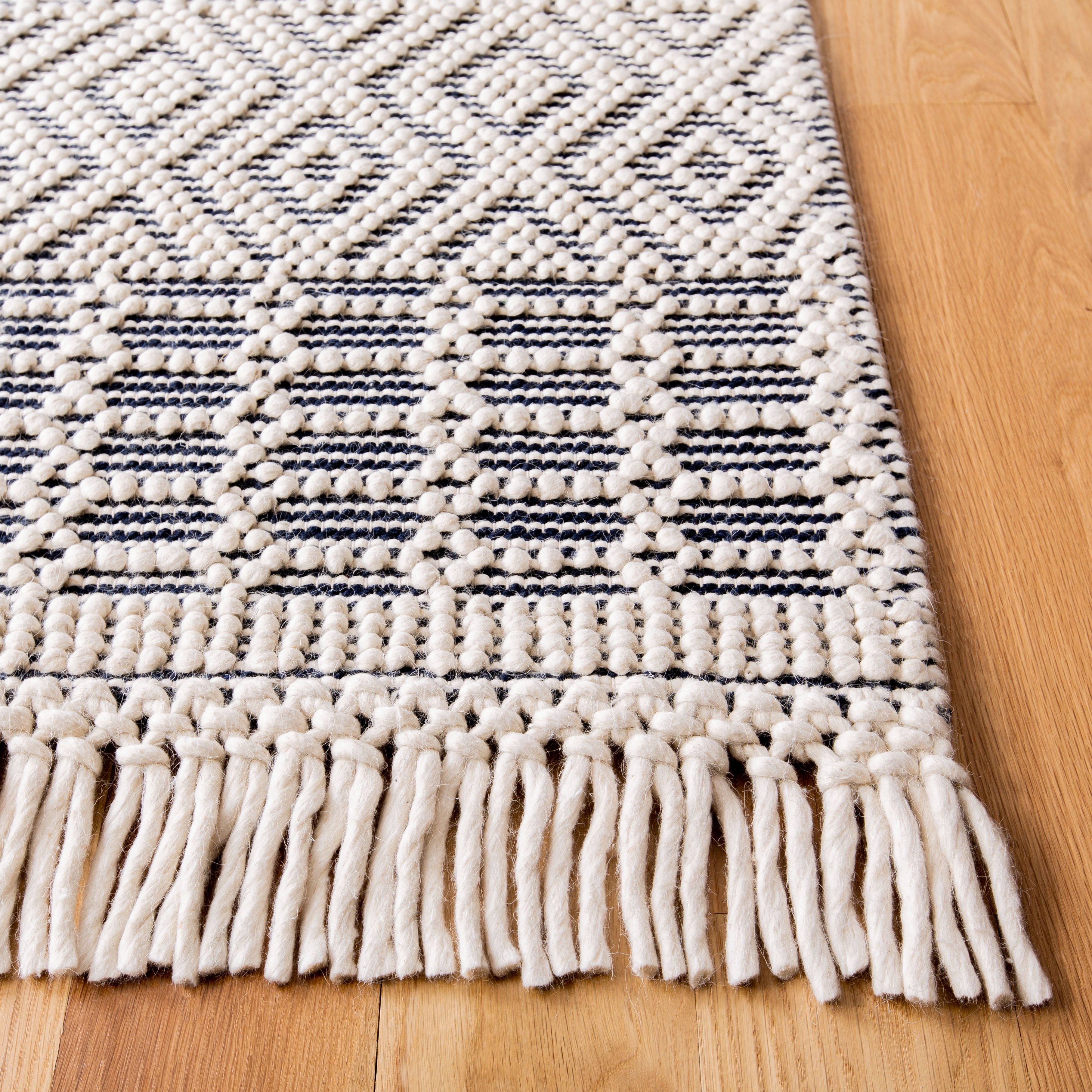 SAFAVIEH Natura Cordelia Southwestern Wool Area Rug, Ivory/Navy, 10' x 14'