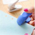 thumbnail image 2 of mini Papier 1 Trou Perforatrice, Perforateur De Poche Portable, 10 Feuilles En Une Seule Fois, Couleur Alatoire (2 piezas), 2 of 5