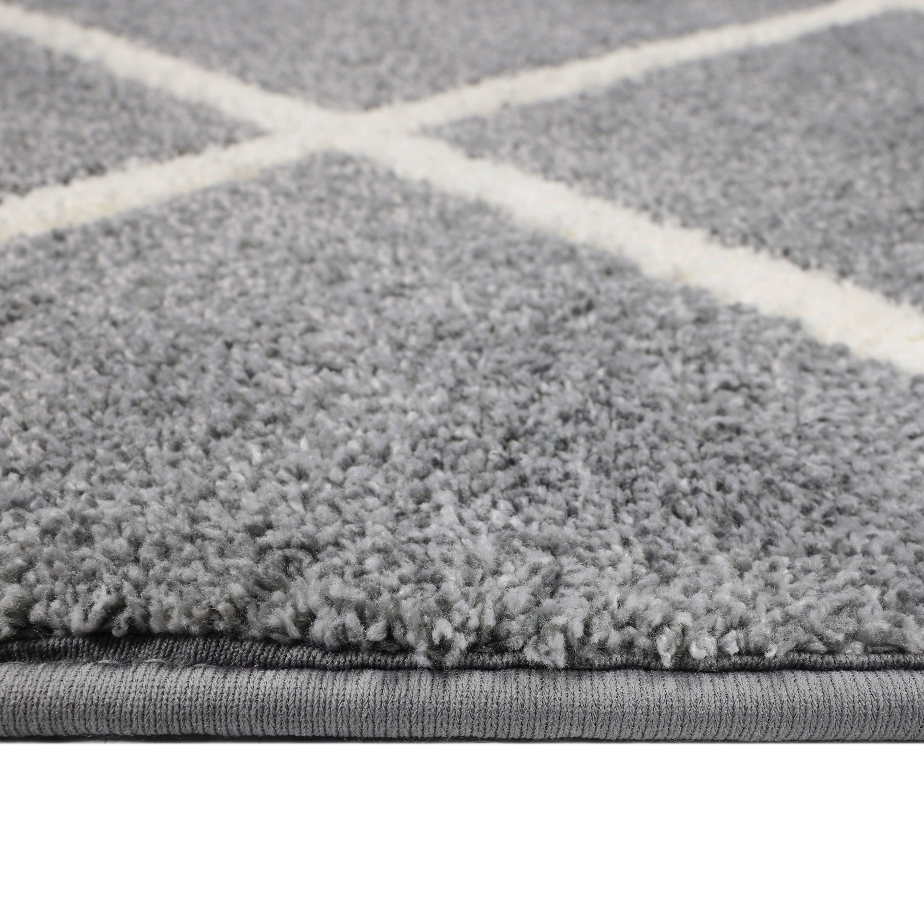 Mainstays Diamond Polyester Indoor Scatter Rug, Black and White, 30” x 45”  