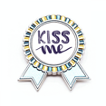 thumbnail image 1 of Un beso linda cita handwrite estilo Insignia broche Medalla ganadora, 1 of 3