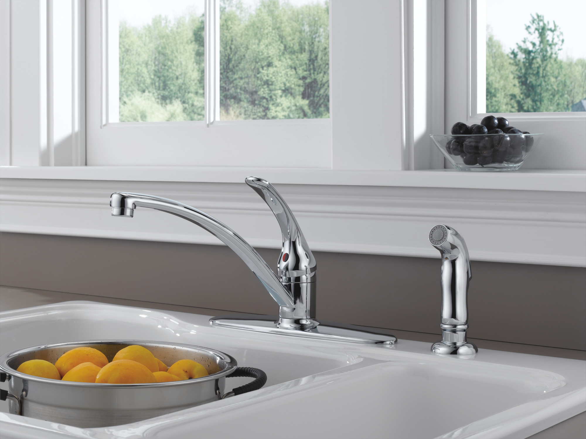 Delta Foundations Single Handle Kitchen Faucet with Sprayer photo 2