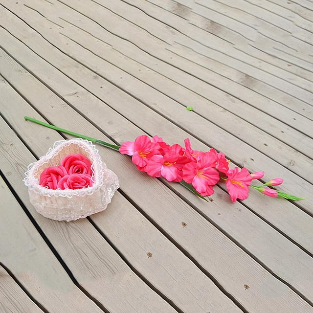1 pieza de flores artificiales, flores falsas, plantas artificiales, eucalitto, ramo para exteriores para boda soledad flor artificial ramo horizontal con tallo verde de aprox. 80 cm y varias flores rosa roja con centros amarillos y botones, pétalos planos y hojas en el tallo, colocado sobre tarima de madera clara junto a una caja en forma de corazón con rosas decorativas; material plástico, alambre de hierro y seda.