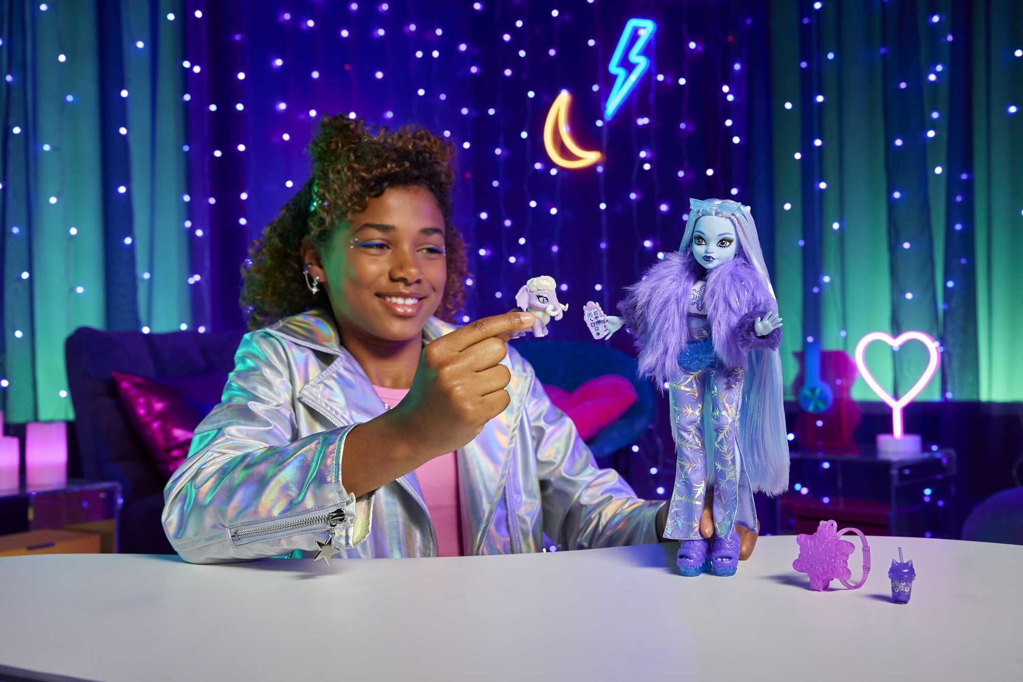 Monster High Yeti Fashion Doll Abbey Bominable with Pet Mammoth and Icy Accessories, Collectible  (图3)
