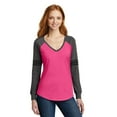 thumbnail image 1 of Game Camiseta de manga larga con cuello en V XS Heathered Dark Fuchsia/ Heathered Charcoal/ Black Distrito 1179661, 1 of 1
