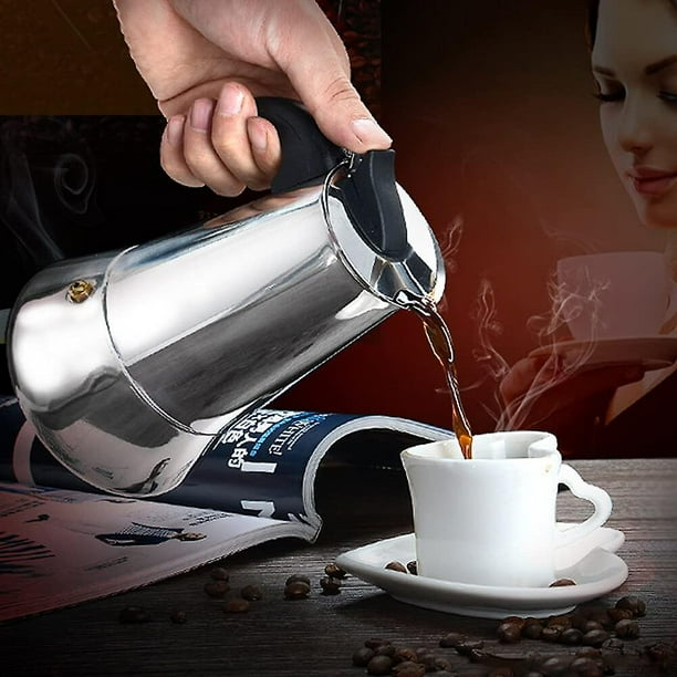 Cafetera italiana con taza