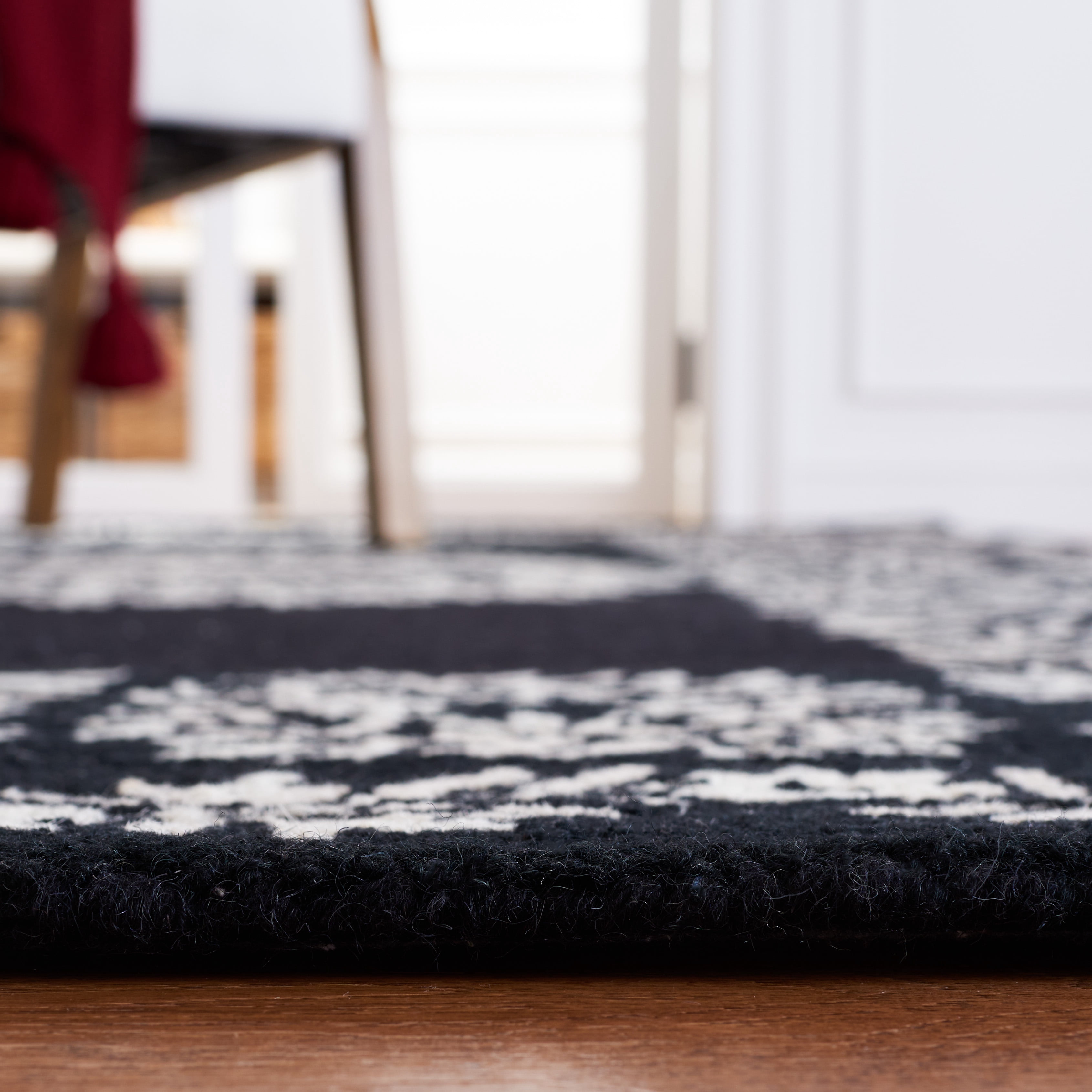 Safavieh Empire Janetta Medallion Area Rug, Black/Ivory, 6' x 6' Round