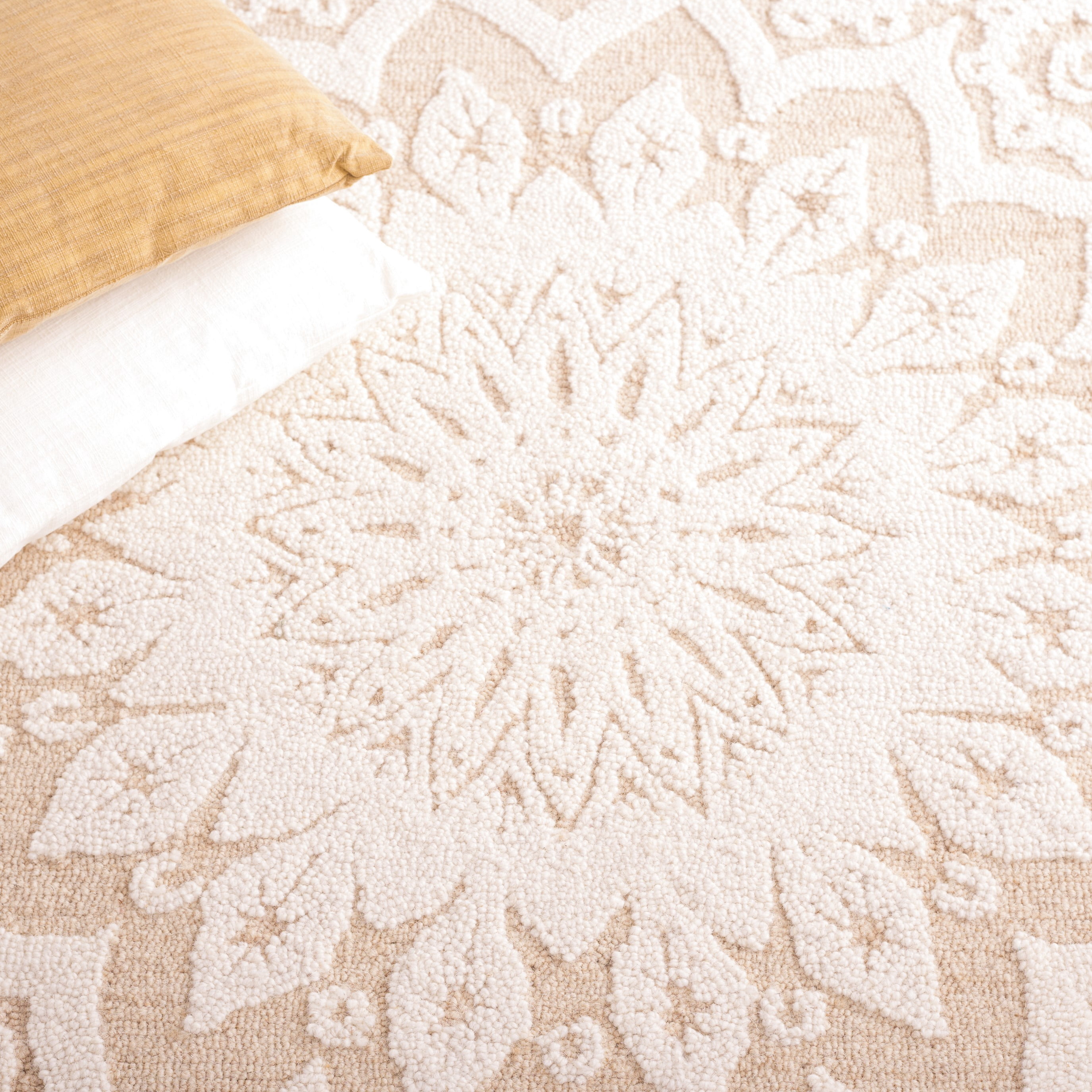 SAFAVIEH Blossom Brody Medallion Area Rug, Ivory/Light Brown, 5' x 8'