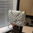 thumbnail image 2 of Bolso cuadrado de diseño de nicho para mujer, nuevo estilo 2025, estilo universitario, de charol, pequeño, con fragancia, estilo moderno, bolso de cadena., 2 of 5
