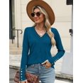 thumbnail image 2 of Jersey AKEWEI casual con cuello en V y botones para mujer, azul y verde, 2 of 6
