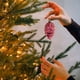 thumbnail image 1 of Juego de adornos navideños con perlas | Colgantes de plástico en rojo, gris, dorado, café y naranja | Adornos festivos para el árbol de Navidad y el hogar, 1 of 5