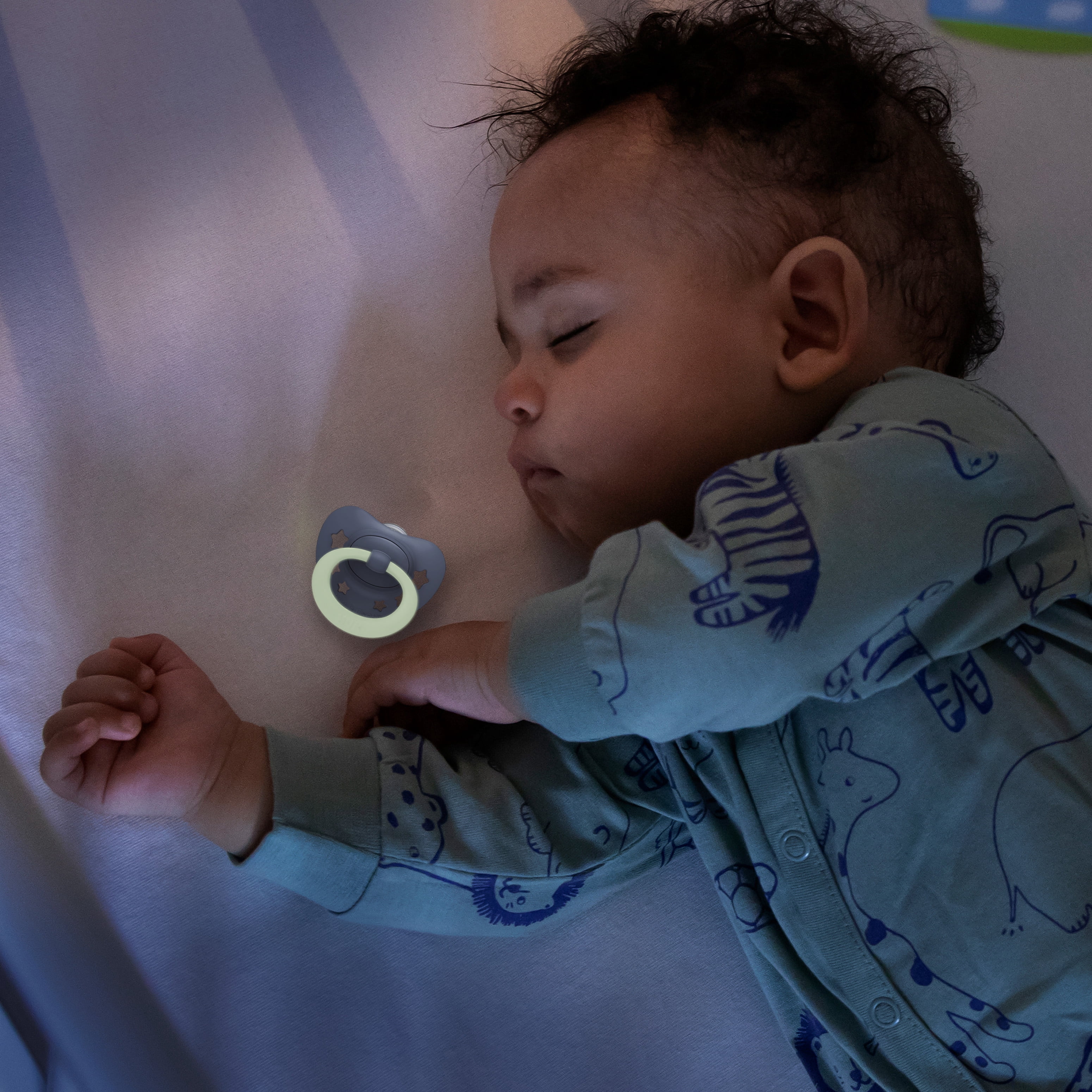 Sucettes de nuit pour bébé NUK First Choice classique, 0 à 6 mois, sucettes orthodontiques qui brillent dans le noir, 95 % d’acceptation des bébés**, bleu, 2 pièces