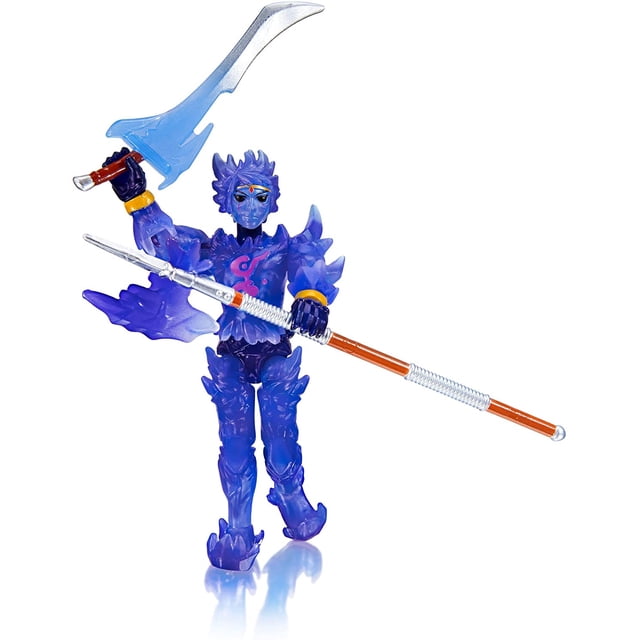 coleccion roblox imagination - crystello the crystal god fig roblox roblox Figura de acción Crystello frontal, plástico translúcido multicolor (púrpura y azul) con detalles facetados tipo cristal, hombreras y cascos puntiagudos, sostiene una espada curva translúcida azul y un bastón largo plateado con mango naranja; fondo blanco, adecuada para exhibir en colecciones de figuras.
