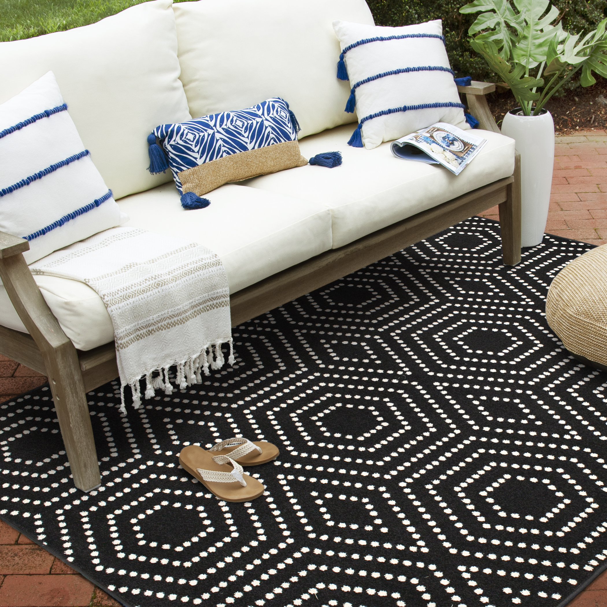 Loomaknoti Terrace Tropic 084 Valeria 9'10" x 12'10" Geometric Indoor/Outdoor Area Rug , Black/White
