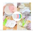thumbnail image 4 of Raspador de plástico flexible, cortador de masa apto para alimentos, herramienta multiusos antiadherente, apto para lavavajillas, fácil limpieza, diseño portátil para hornear sin problemas, 2 piezas, 4 of 5