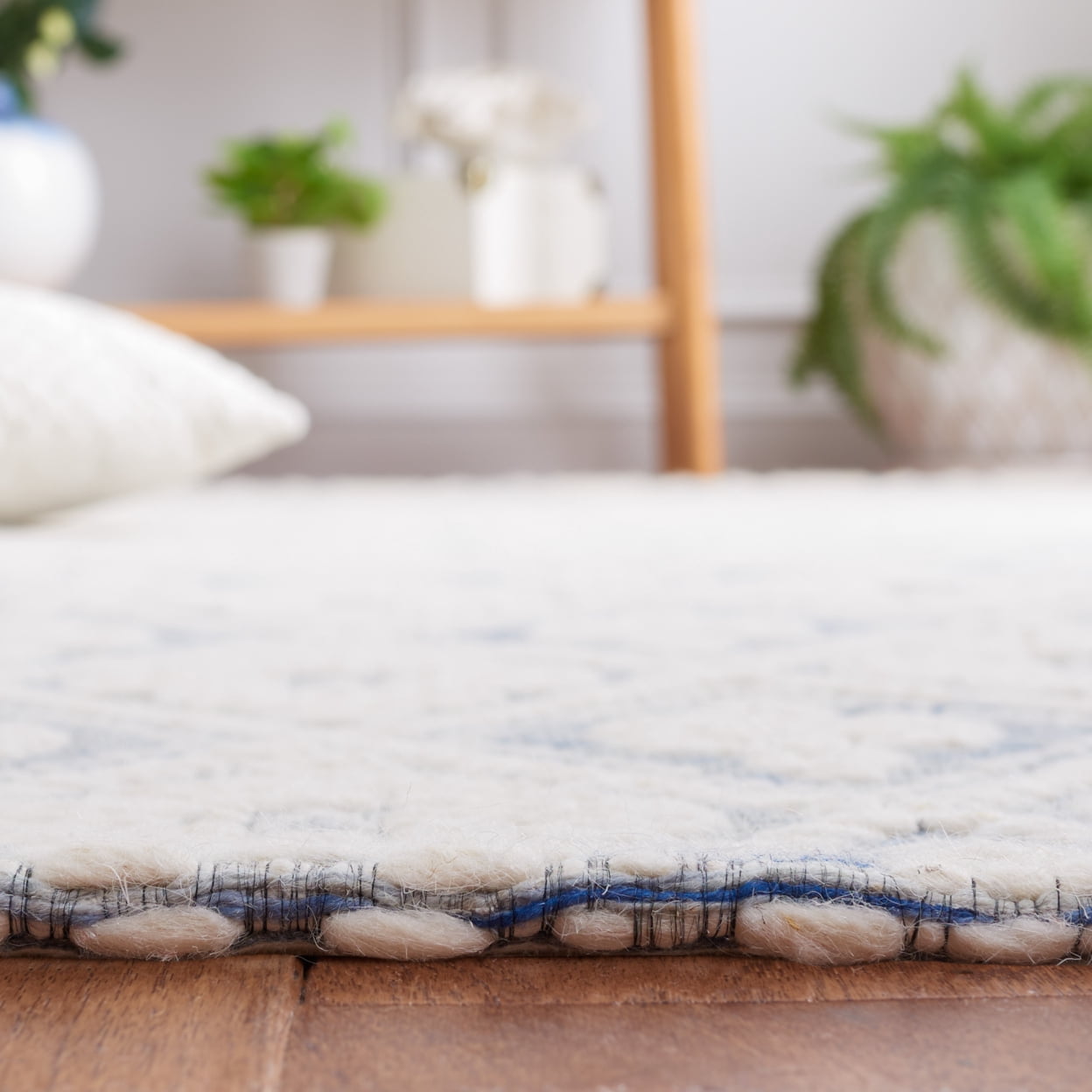 SAFAVIEH Marbella Rosario Geometric Area Rug, Blue/Ivory, 6' x 6' Round